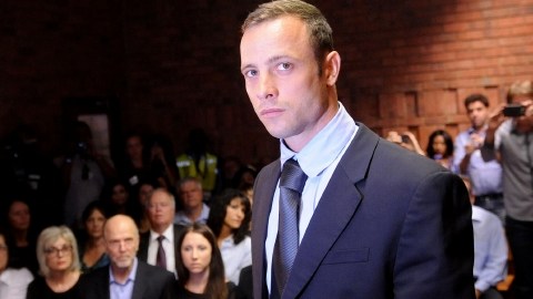 Oscar Pistorius no podrá salir del distrito de Pretoria sin permiso de su oficial supervisor, indicó el magistrado.