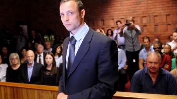 Oscar Pistorius no podrá salir del distrito de Pretoria sin permiso de su oficial supervisor, indicó el magistrado.