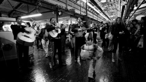 El Mariachi Real de México durante una actuación en el 'Chelsea Market' en el Día de Halloween.