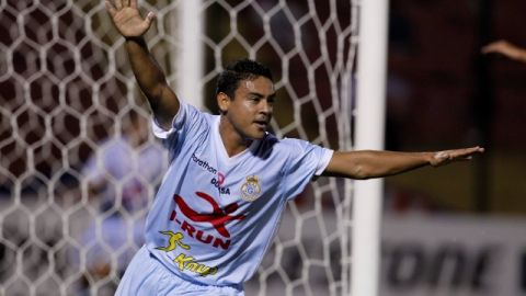 Alfredo Ramúa festeja la solitaria anotación del Real Garcilaso que significó la victoria del equipo peruano sobre Cerro.