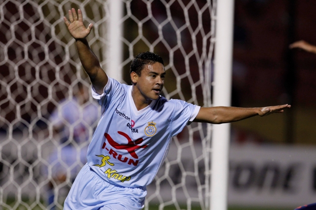 Alfredo Ramúa festeja la solitaria anotación del Real Garcilaso que significó la victoria del equipo peruano sobre Cerro.