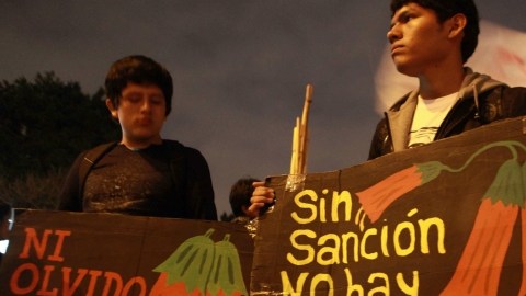 Decenas de personas participan durante una marcha anterior contra un eventual indulto al expresidente Alberto Fujimori, quien se encuentra detenido en Lima.