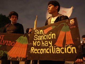 Decenas de personas participan durante una marcha anterior contra un eventual indulto al expresidente Alberto Fujimori, quien se encuentra detenido en Lima.