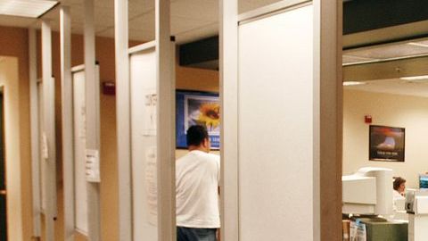 El estado de Ohio niega licencias de conducir a algunos inmigrantes arguyendo desconocimiento de programa federal.