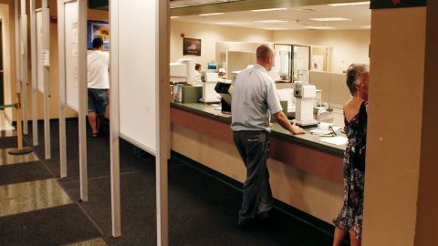 El estado de Ohio niega licencias de conducir a algunos inmigrantes arguyendo desconocimiento de programa federal.