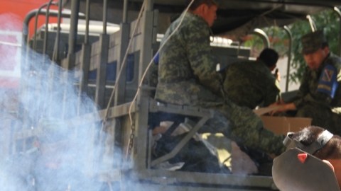 Rifles y pistolas son destruidos por el Ejército.