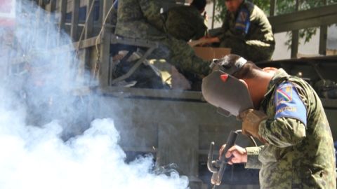 Rifles y pistolas son destruidos por el Ejército.