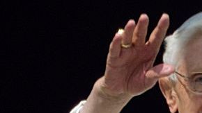 El Papa Benedicto XVI reconoce una multitud de fieles y peregrinos durante su penúltima oración del Ángelus, el 17 de febrero de 2013. Como el primer pontífice en seis siglos de renunciar, Benedicto XVI abrió un nuevo camino para sus sucesores que deseen renunciar al Pontificado.