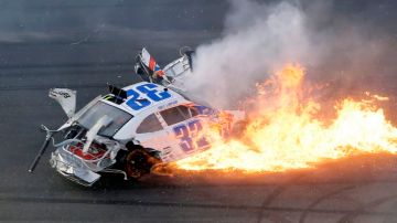 El automóvil de Kyle Larson voló en la última vuelta de una carrera de segundo orden y causó un choque múltiple.