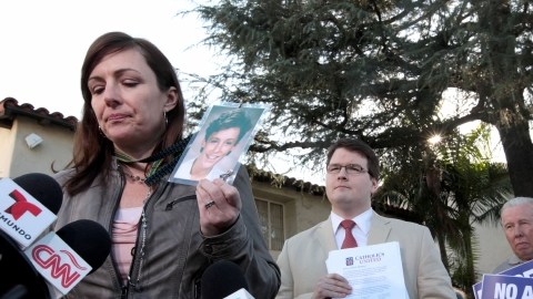 Joelle Casteix, de la organización SNAP, muestra una foto suya a los 15 años cuando fue abusada por un sacerdote.