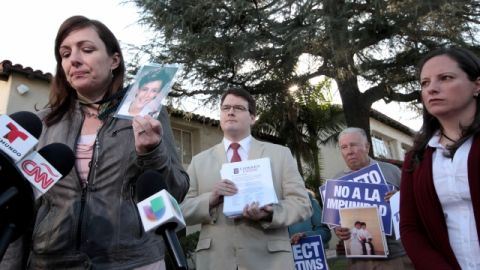 Joelle Casteix, de la organización SNAP, muestra una foto suya a los 15 años cuando fue abusada por un sacerdote.