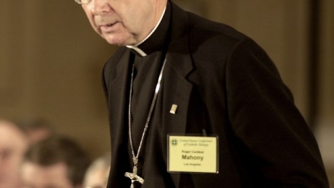 El cardenal Roger Mahony viajó al Vaticano a pesar de todo.