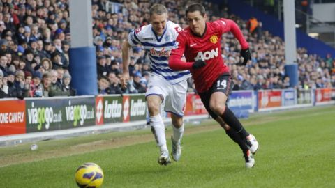 Clint Hill (izq.), de Queens Park Rangers, no puede frenar la acción ofensiva de Javier 'Chicharito' Hernández del Manchester United.
