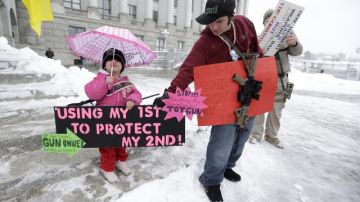 Activistas que defienden el acceso a las armas realizaron protestas ayer en varias ciudades del país, como estos en Salt Lake City, Utah.