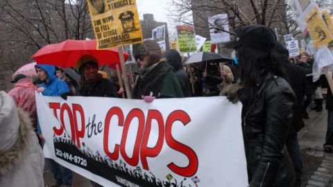 A pesar de la lluvia, cientos de residentes de El Bronx alzaron su voz de protesta para que se detenga la práctica policial de  "Stop and Frisk".