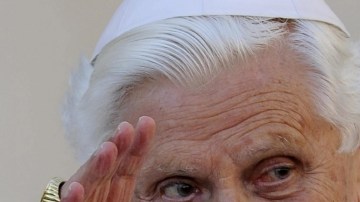 El papa Benedicto XVI saluda a los feligreses reunidos en la plaza de San Pedro en el Vaticano.