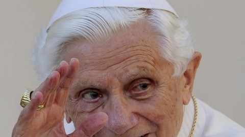El papa Benedicto XVI saluda a los feligreses reunidos en la plaza de San Pedro en el Vaticano.