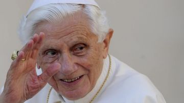 El papa Benedicto XVI saluda a los feligreses reunidos en la plaza de San Pedro en el Vaticano.