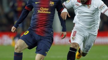 El delantero argentino Leo Messi (i), del Barcelona, escapa del chileno Gary Medel (d), del Sevilla, durante el encuentro disputado ayer en el Camp Nou.