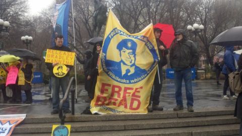 Un grupo de simpatizantes abogó ayer en Nueva York por la libertad del soldado Bradley Manning que se encuentra en una cárcel militar por haber entregado documentos secretos que dieron pie al  escándalo de Wikileaks.