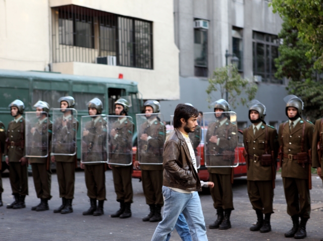 Gael García Bernal en una escena de "No",  el  filme chileno nominado al Oscar como mejor película extranjera.
