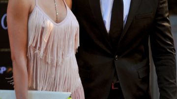 Oscar Pistorius (d), acusado de asesinar a su novia, Reeva Steenkamp (izq) el Día de San Valentín .