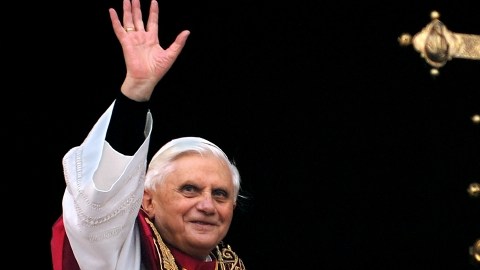 El papa Benedicto XVI saluda a sus fieles desde el balcón de la basílica de San Pedro.