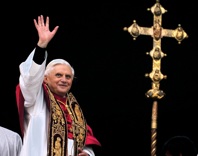 El papa Benedicto XVI saluda a sus fieles desde el balcón de la basílica de San Pedro.