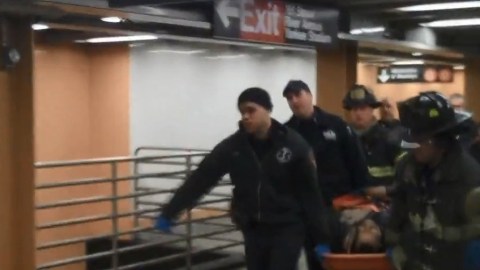 Momento en que los bomberos sacan a la víctima de la estación.