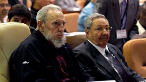 Fidel Castro reapareció en la sesión de la Asamblea Nacional del Poder Popular, junto a su hermano el presidente Raúl Castro.