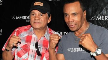 Roberto "Mano de Piedra" Durán -a la izquierda- posa junto a su "eterno" rival, Sugar Ray Leonard durante la conferencia de prensa sobre el documental.