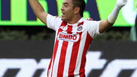 Marco Fabián reclama una falta durante el juego de ayer en la cancha del Omnilife.
