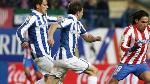 El 'colchonero' Radamel Falcao conduce el balón ante la marca de dos defensas del Espanyol,  ayer.