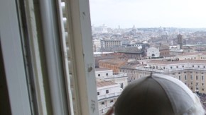 El papa Benedicto XVI da su última bendición desde su ventana a miles de feligreses congregados en la Plaza de San Pedro, en Roma.