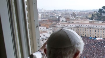 El papa Benedicto XVI da su última bendición desde su ventana a miles de feligreses congregados en la Plaza de San Pedro, en Roma.