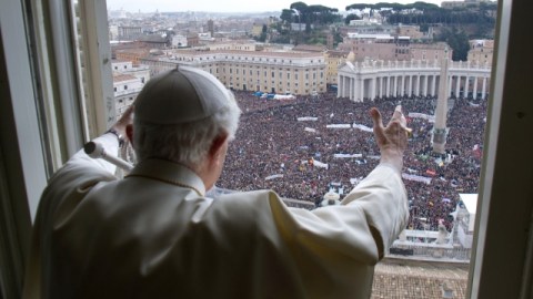 El papa Benedicto XVI da su última bendición desde su ventana a miles de feligreses congregados en la Plaza de San Pedro, en Roma.