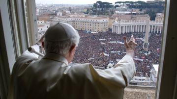 El papa Benedicto XVI da su última bendición desde su ventana a miles de feligreses congregados en la Plaza de San Pedro, en Roma.