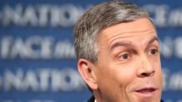 El secretario de Educación, Arne Duncan, habla en el programa de CBS's 'Face the Nation', en Washington. Advierte que 70 mil niños de familias de bajos ingresos perderían acceso a programas como Head Start.