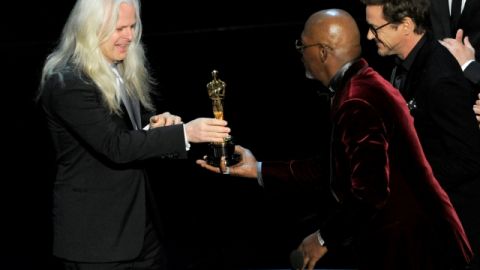 El chileno Claudio Mirando (izq.) recibe de los actores Robert Downey Jr. y Samuel L. Jackson el Oscar a la Mejor Cinematografía por 'Life of Pi'.