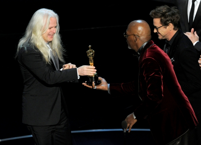 El chileno Claudio Mirando (izq.) recibe de los actores Robert Downey Jr. y Samuel L. Jackson el Oscar a la Mejor Cinematografía por 'Life of Pi'.