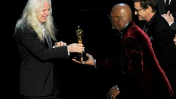 El chileno Claudio Mirando (izq.) recibe de los actores Robert Downey Jr. y Samuel L. Jackson el Oscar a la Mejor Cinematografía por 'Life of Pi'.