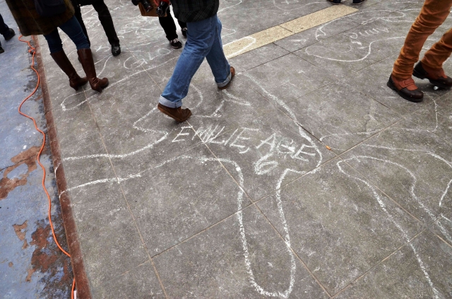 Siluetas dibujadas con tiza en el suelo pretendían  llamar la atención, ayer, sobre las víctimas de las armas de fuego.
