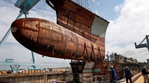 Trabajadores del astillero de Newport News, Virginia, construyen el portaaviones Gerald R. Ford, que entrará en servicio en 2015. El presidente Barack Obama tiene previsto visitar el astillero esta semana.