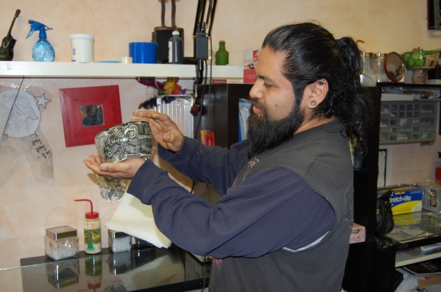 El hispano Daniel Valle se dedica a enseñar al arte del papel maché.