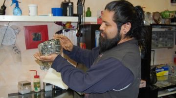 El hispano Daniel Valle se dedica a enseñar al arte del papel maché.
