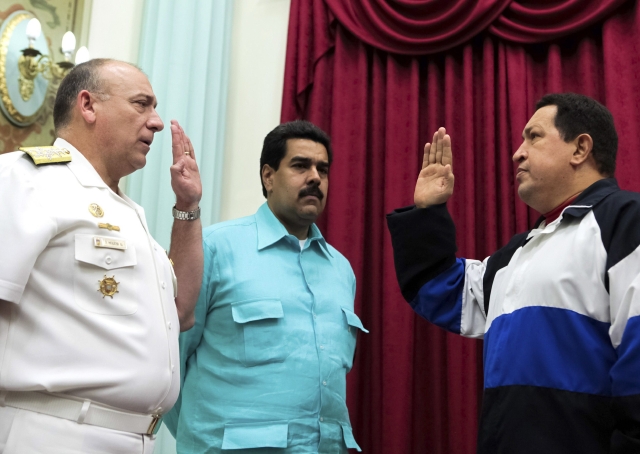 El presidente  Hugo Chávez cuando tomaba el  juramento al Almirante en Jefe, Diego Molero Bellavia (i), como nuevo Ministro de la Defensa el 9 de diciembre.