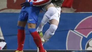 Radamel Falcao (izq.) del Atlético de Madrid  y el portero del Espanyol, Kiko Casilla, disputan con intensidad el control del  balón durante  el encuentro de ayer.