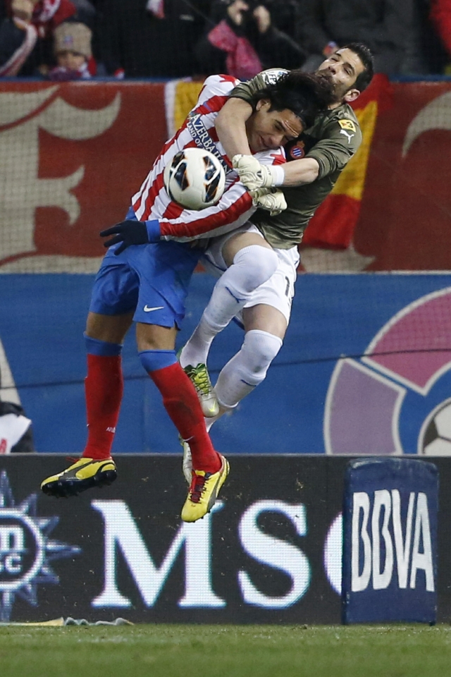 Radamel Falcao (izq.) del Atlético de Madrid  y el portero del Espanyol, Kiko Casilla, disputan con intensidad el control del  balón durante  el encuentro de ayer.