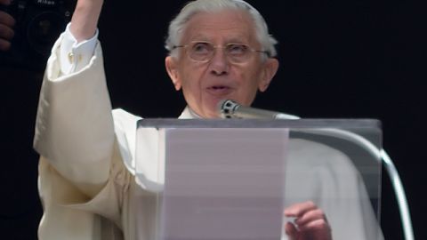 El Papa saluda  desde la ventana de su estudio, ante los vítores  de miles de fieles que estaban en  la Plaza de San Pedro.