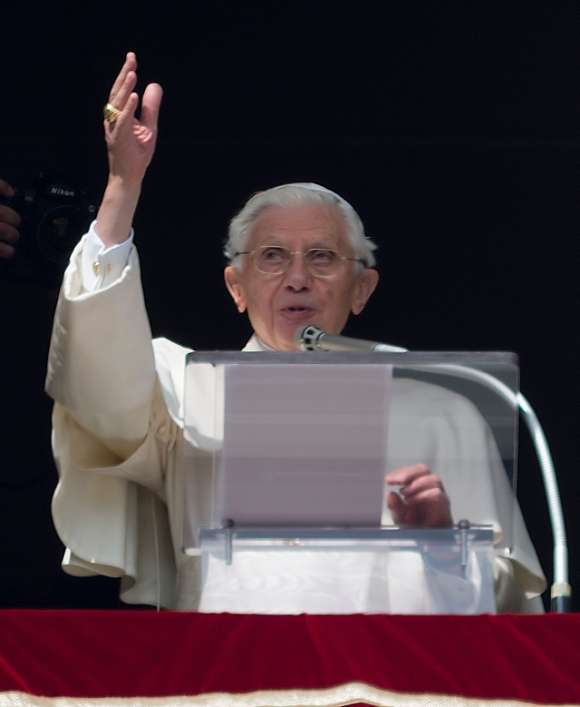 El Papa saluda  desde la ventana de su estudio, ante los vítores  de miles de fieles que estaban en  la Plaza de San Pedro.